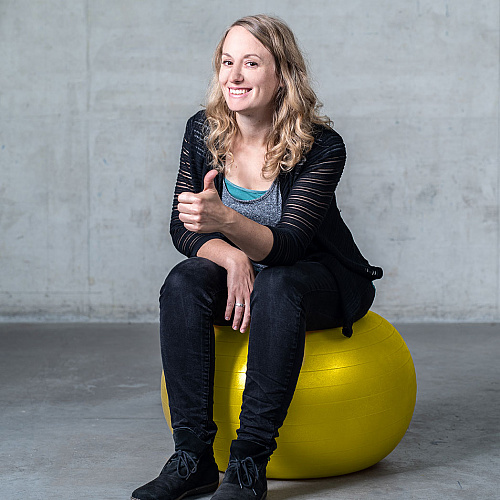 Sercvice_News-Frau sitzt auf einem gelben Ball